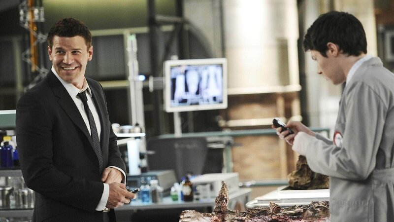 Im Jeffersonian klingelt erneut das Broadsky-Handy. Booth (David Boreanaz, li.) will Zeit schinden und bittet Vincent Nigel-Murray (Ryan Cartwright) den Anruf anzunehmen. Diese Bitte kostet dem jungen Wissenschaftler das Leben … – Bild: RTL /​ FOX