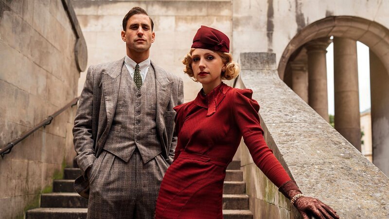 Nevile Strange (Oliver Jackson-Cohen) und Audrey Strange (Ella Lily Hyland) – Bild: AXN White