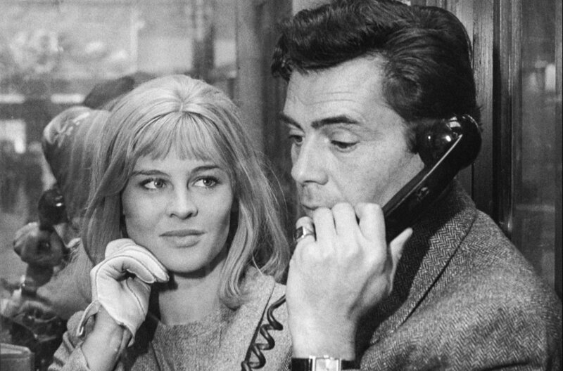 Das junge Fotomodell Diana Scott (Julie Christie) trifft auf den Fernsehreporter und Schriftsteller Robert Gold (Dirk Bogarde). – Bild: Studiocanal Das junge Fotomodell Diana Scott (Julie Christie) trifft auf den Fernsehreporter und Schriftsteller Robert Gold (Dirk Bogarde). – Bild: Studiocanal