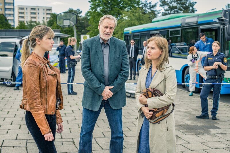 Resi Schwaiger (Mersiha Husagic, l.) und Arthur Bauer (Gerd Silberbauer, M.) sprechen mit Monika Westhoff (Bojana Golenac, r.). – Bild: Markus Sapper /​ ZDF und Markus Sapper