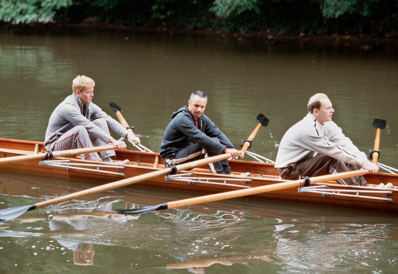 Der Getränkehändler Josef Behrens (Michael Schiller), Sportlehrer Bernd Matzke (René Hofschneider) und Zahnarzt Jens Schewe (Götz Schubert, v.l.n.r.) gehören zum sogenannten Kleeblatt des Rudervereins. Der vierte Mann ist seit einiger Zeit verschwunden – angeblich in Amerika … – Bild: MDR