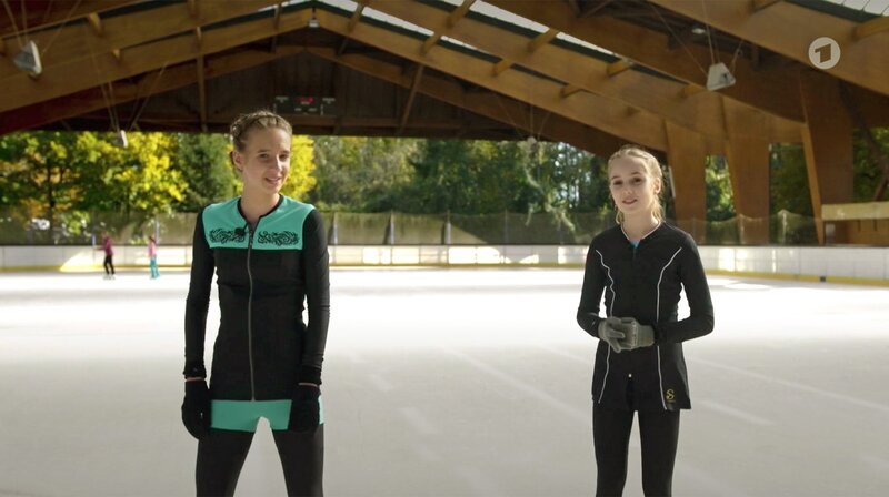 Laura (13) und Diana (13) haben sich durch ihr Hobby, das Eiskunstlaufen, kennengelernt. Beide machen das schon seit sie klein sind, mittlerweile als Leistungssport. Bis zu sechs mal die Woche stehen die beiden auf dem Eis. – Bild: SWR Laura (13) und Diana (13) haben sich durch ihr Hobby, das Eiskunstlaufen, kennengelernt. Beide machen das schon seit sie klein sind, mittlerweile als Leistungssport. Bis zu sechs mal die Woche stehen die beiden auf dem Eis. – Bild: SWR