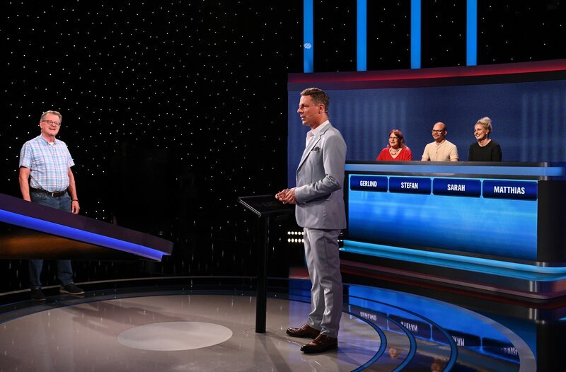 Moderator Alexander Bommes (M.) mit den Kandidat:innen: Gerlind Feldheim (3.v.r.), Fabian Bierbaß (2.v.r.), Sarah Rödl (r.), Matthias Hermann (l.). – Bild: ARD/​Uwe Ernst