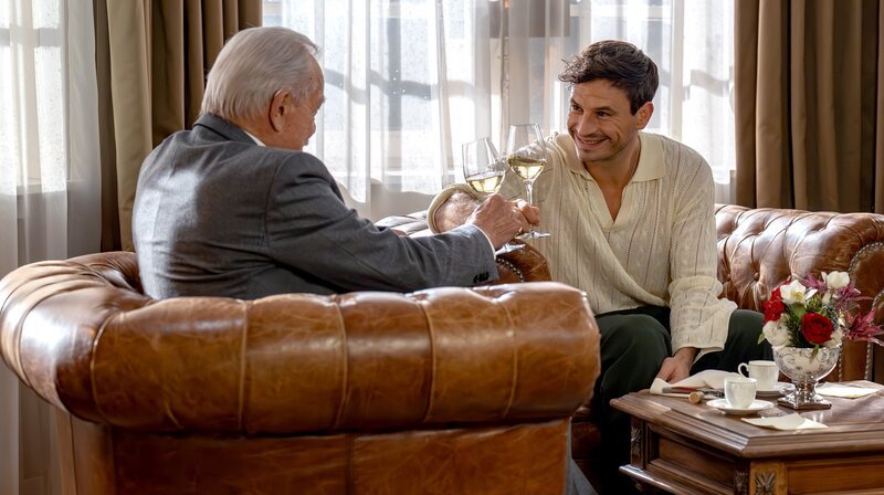 Werner (Dirk Galuba l.) macht Massimo (Jaime Ferkic r.) zum Sommelier. – Bild: ARD/​WDR/​Thomas Neumeier