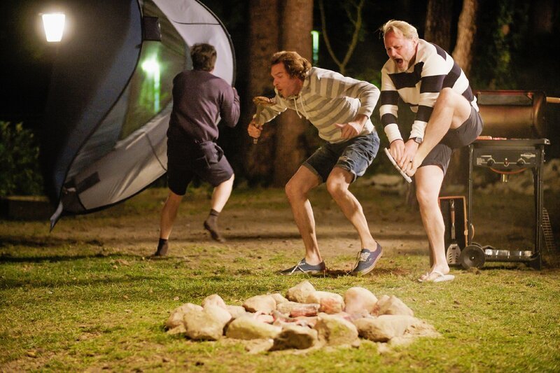 Eugen (Alexander Schubert), Tom (Frank Maier) und Kafi (Mirco Reseg) verursachen eine nächtliche Aufruhr auf dem Campingplatz. – Bild: Mediengruppe RTL