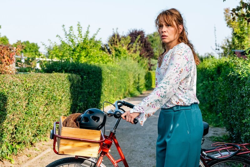 Annika Bergen (Tabea Bettin) ist nach dem Tod ihres Partners noch immer erschüttert. Plötzlich begegnet sie in der Schrebergartensiedlung eine Person, die ihrem toten Partner zum Verwechseln ähnlich sieht. – Bild: ZDF und Martin Rottenkolber