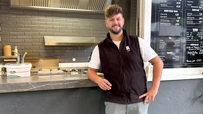 Für Alexander Schebalkin vom „Baron Imbisskult“ in Köln wird ein langgehegter Traum endlich Wirklichkeit: Seine Filiale in Kerpen Horrem wird zum ersten Franchise-Standort des Barons. – Bild: RTLZWEI