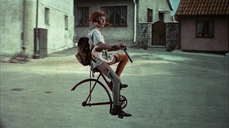 Ein seltsames Fahrrad, das Pippi (Inger Nilsson) sich da zusammengebaut hat. Es fährt ohne Räder und Kette. – Bild: ZDF/​Studio 100 Media