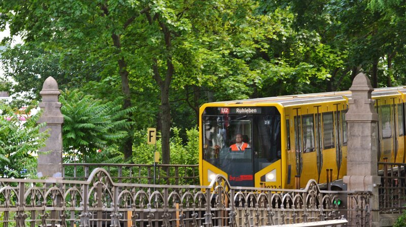 Die U-Bahn der Linie U2 auf dem Weg in den Untergrund. Die Strecke gehört zu den ersten U-Bahnlinien Berlins. – Bild: SWR