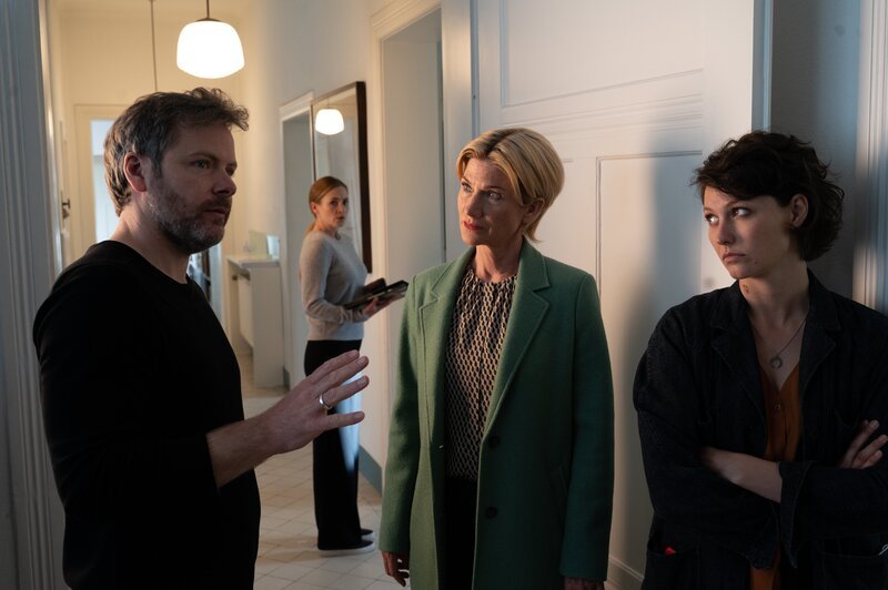 Wer hat Mira Petermann erschlagen? Miras ehemaliger Chef, Inhaber eines Architektenbüros, Torben Ludwig (Nicholas Reinke, l.), sowie ihre Kollegin Julia Wegener (Teresa Klamert, 2.v.l.) müssen sich den unangenehmen Fragen der Kommissarinnen Martina Seiffert (Astrid M. Fünderich, 2.v.r.) und Nele Becker (Nina Siewert, r.) stellen. – Bild: MARKUS_FENCHEL /​ ZDF und MARKUS_FENCHEL /​ Honorarfrei – nur für diese Sendung inkl. SocialMedia bei Nennung ZDF und MARKUS_FENCHEL