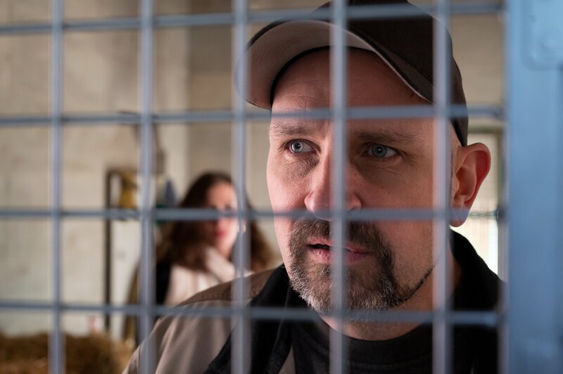 Vor der Stuttgarter Oper wird die Leiche einer erfolgreichen Sängerin gefunden. Auch Marc Kollwitz (Dominik Kuhn), der Bruder des Opfers und Tierpfleger im Zoologischen und Botanischen Garten, gerät unter Verdacht: Hatte ein familiärer Streit tödliche Folgen? – Bild: MARKUS_FENCHEL /​ ZDF und MARKUS_FENCHEL