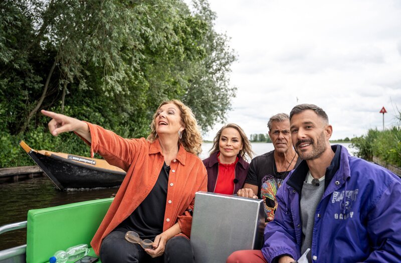 Hier übernimmt jeder mal das Steuer. Bettina Tietjen, Regina Halmich, Sven Martinek und Jochen Schropp – Bild: NDR/​beckground/​tv Jonny Müller-Goldenstedt