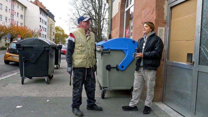 Lars (16, re.) unterstützt Lothar bei der Arbeit – Bild: RTLZWEI
