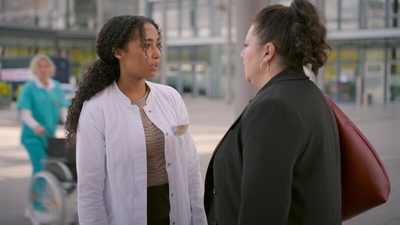 Vanessas (Julia Augustin) Zweifel werden von Imani (Féréba Koné) entschieden eingebremst. – Bild: RTL /​ Gesprengte Fesseln