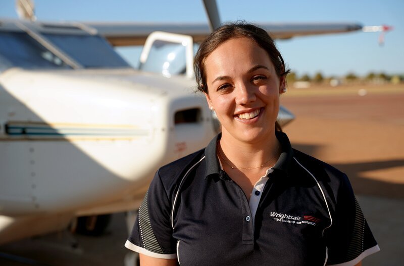Hannah Jane Cash ist Buschpilotin in William Creek, dem kleinsten Ort Südaustraliens. Die junge Pilotin möchte einmal für die Royal Flying Doctors arbeiten. – Bild: Jörg Daiber /​ Jörg Daiber