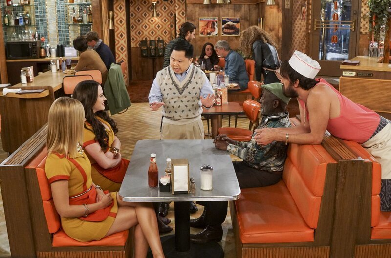 Haben mal wieder einiges zu besprechen: Caroline (Beth Behrs, l.), Max (Kat Dennings, 2.v.l.), Han (Matthew Moy, M.), Earl (Garrett Morris, 2.v.r.) und Oleg (Jonathan Kite, r.) … – Bild: Warner Bros. Television Lizenzbild frei