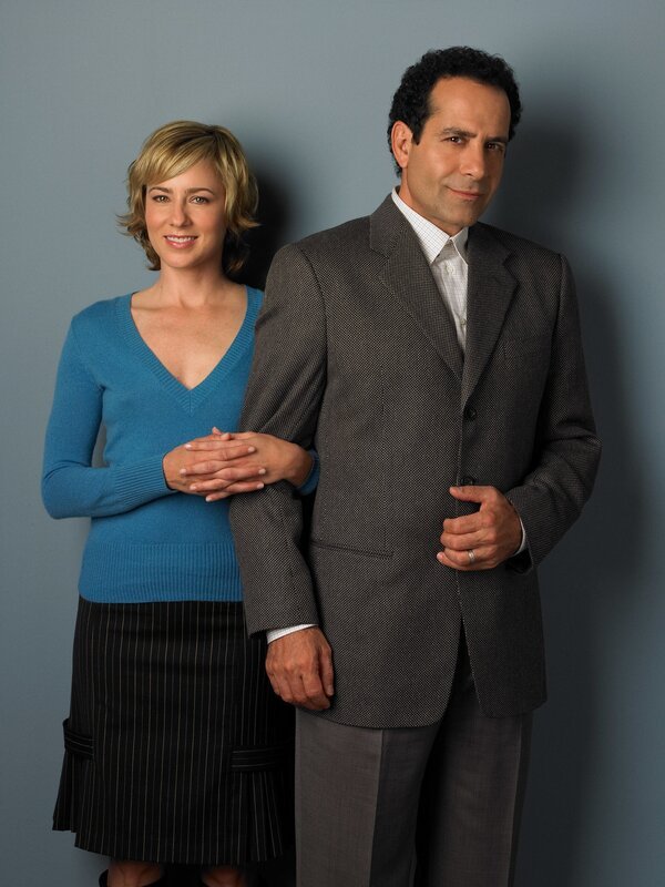 (3. Staffel) – Die persönliche Assistentin von Adrian Monk (Tony Shalhoub, r.), Natalie Teeger (Traylor Howard), braucht in ihrem Job Nerven wie Drahtseile! – Bild: Universal Pictures