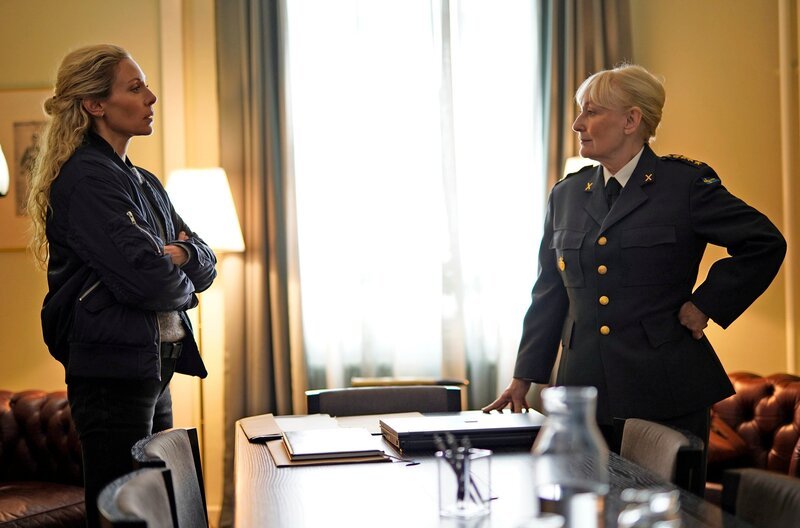Kräftemessen der Ermittlungsprofis: Maria Wern (Eva Röse, li.) trifft beruflich auf ihre Schwiegermutter, Oberst Harriet Ståhl (Eva Fritjofson r.). – Bild: ARD Degeto/​Warner Bros./​Særún Hrafnkelsdottir Noren