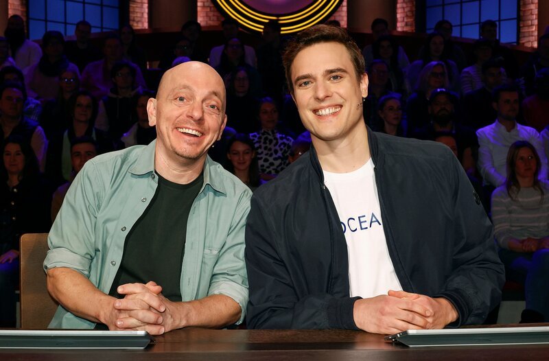 Rateteam-Kapitän Bernhard Hoëcker (l.) und der Journalist und „Tagesschau“-Sprecher Constantin Schreiber (r.) bilden ein Rateteam. – Bild: ARD/​Morris Mac Matzen