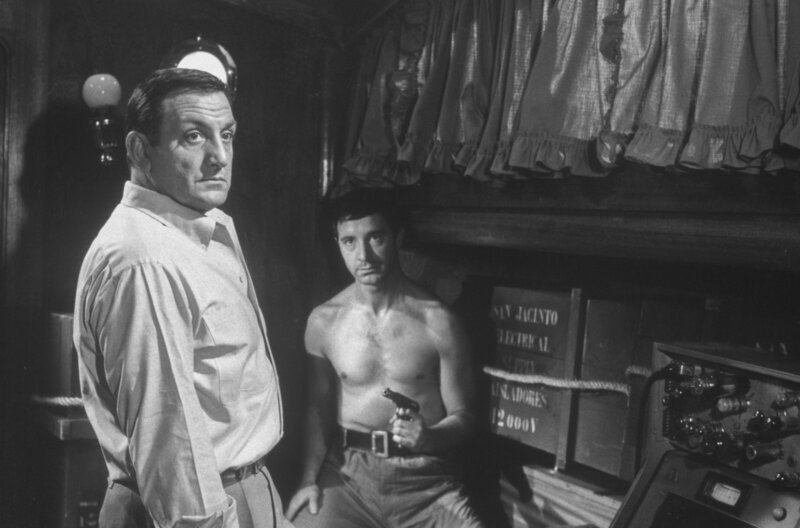 Jacques Cournot (Lino Ventura, li.) wird von Ruiz (Antonio Martín, re.) mit einer Pistole bedroht. – Bild: ARTE F / Ciné Films / Ciné Films Jacques Cournot (Lino Ventura, li.) wird von Ruiz (Antonio Martín, re.) mit einer Pistole bedroht. – Bild: ARTE F / Ciné Films / Ciné Films