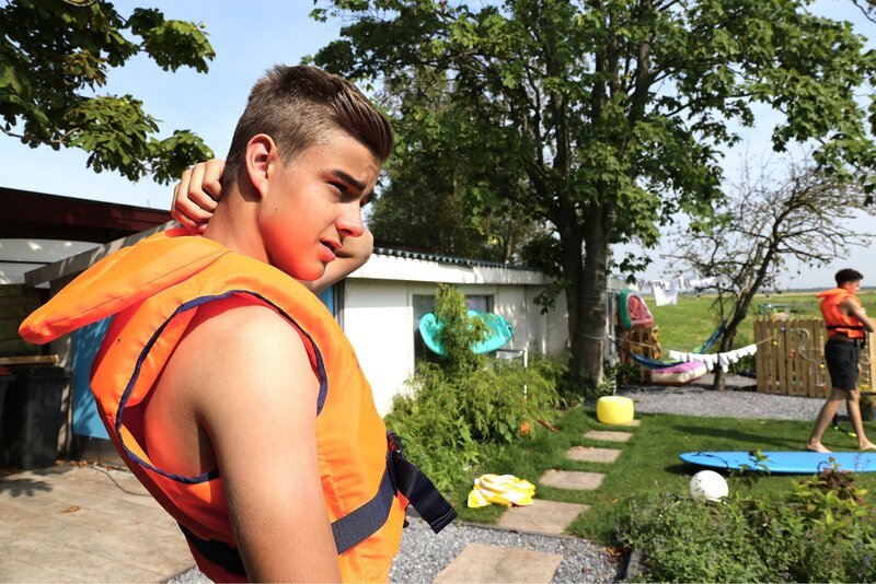 Geburtstagskind Luke ist überrascht und gerührt – seine Mitbewohner haben sich einige Überraschungen für ihn ausgedacht haben. – Bild: KiKA/​Wessel de Groot