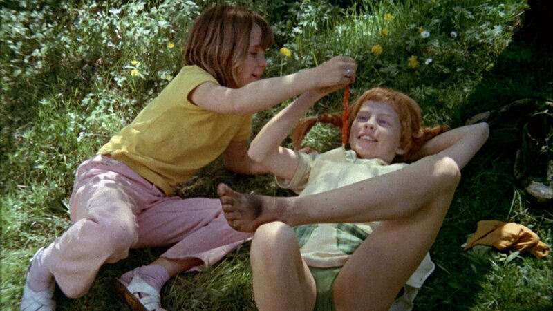 Bei Sonnenwetter und blühenden Blumenwiesen ist das Ausreißen für Pippi (Inger Nilsson, r.) und Annika (Maria Persson, l.) die schönste Beschäftigung der Welt. – Bild: ZDF/​Studio 100 Media