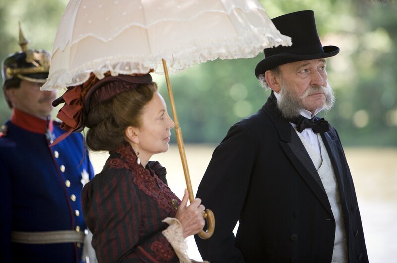 Wilhelm I. (Michael Mendl) und Augusta von Preußen (Undine Brixner) mit Gefolge. – Bild: BR/​Wolfgang Borrs