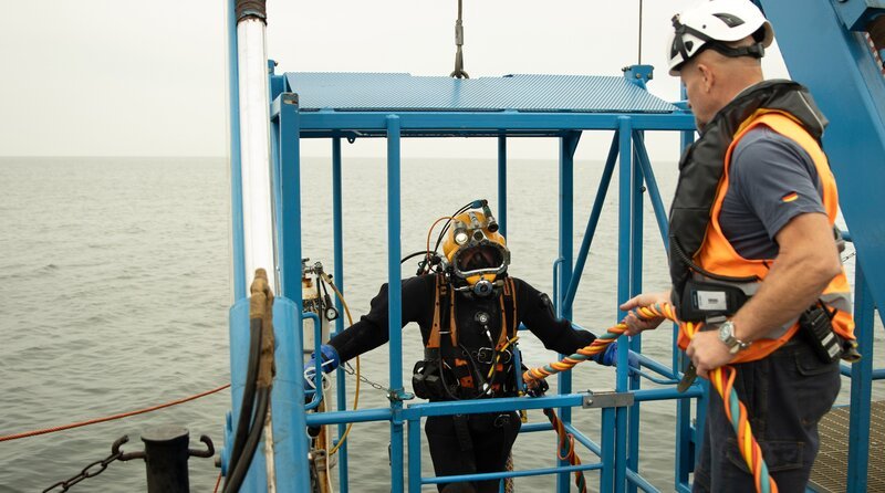 Im speziellen Tauchfahrstuhl geht’s nach auf den Grund der Ostsee. – Bild: NDR/HanseTV Im speziellen Tauchfahrstuhl geht’s nach auf den Grund der Ostsee. – Bild: NDR/HanseTV