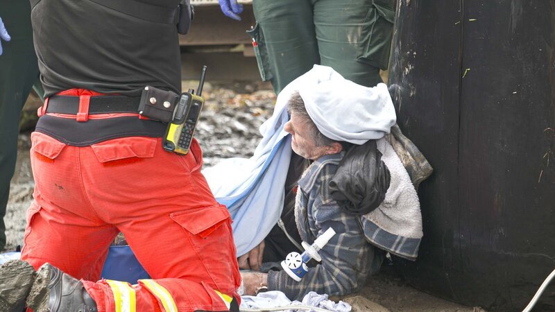 Patient Paul being seen to by Paramedics. – Bild: Really /​ Beagle Media Limited /​ Discovery Communications