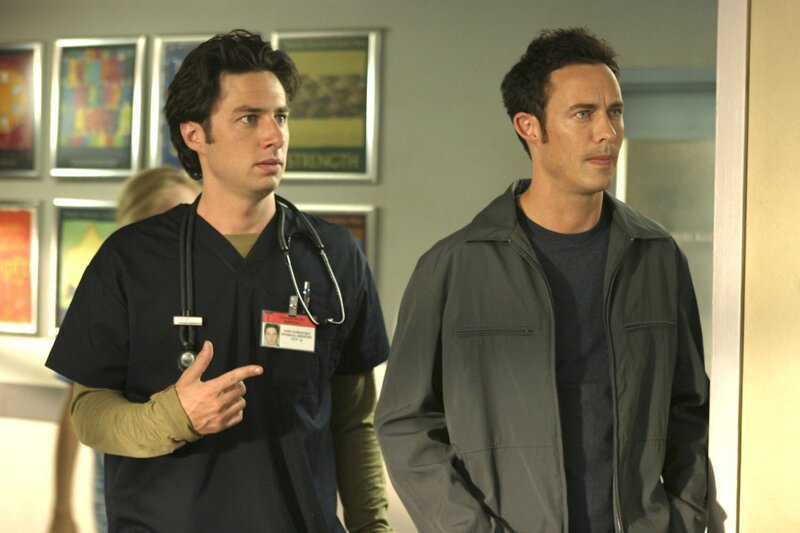 J.D.’s (Zach Braff, l.) nichtsnutziger Bruder Dan (Tom Cavanagh, r.) ist wieder in der Stadt, und obwohl diese Tatsache allein ihn schon ziemlich nervt, erklärt J.D. sich widerwillig dazu bereit, Dan einen Tag lang mit in die Klinik zu nehmen … – Bild: PLURIMEDIA (NBC Universal, Inc.)
