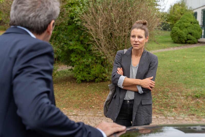 Julia Dreier (Xenia Tiling, r.) sieht nicht ein, von ihrem Standpunkt abzuweichen. Das passt Otto von Sternhagen (Dieter Bach, l.) so gar nicht. – Bild: Leonine/​Thomas Neumeier