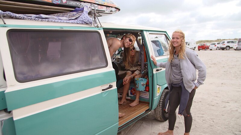 Sankt Peter-Ording: Marc Strandt, Jennifer Kerp und Lisa Holster erobern in ihren Surfermobilen den Nordseestrand. – Bild: NDR Sankt Peter-Ording: Marc Strandt, Jennifer Kerp und Lisa Holster erobern in ihren Surfermobilen den Nordseestrand. – Bild: NDR