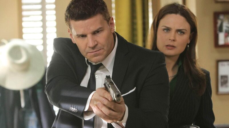 Booth (David Boreanaz) zieht seine Waffe und stellt sich schützend vor Brennan (Emily Deschanel), als im Diner plötzlich Brennans neuer Kollege auftaucht, blutend und verdreckt … – Bild: RTL /​ FOX