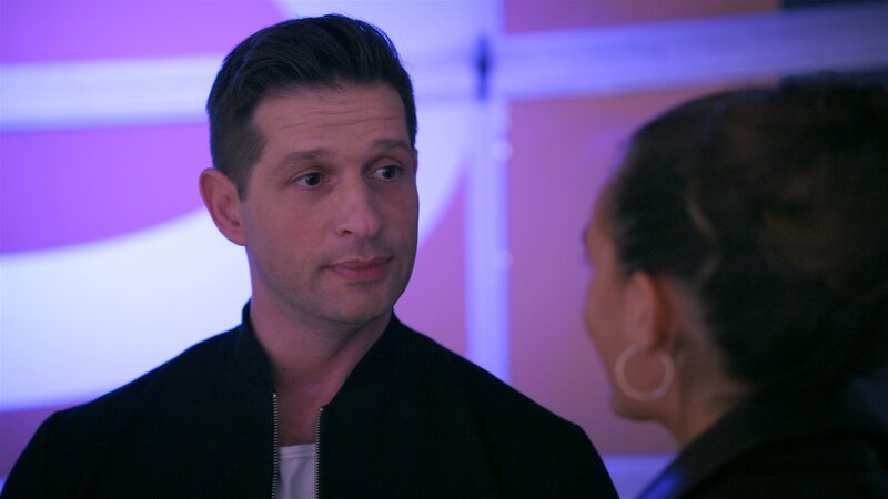 Joana (Josephine Martz) macht sich bei Deniz (Igor Dolgatschew) mit einem flammenden Plädoyer für Elias stark. – Bild: RTL /​ Bei Anruf Liebe