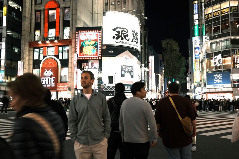 „Terra X“-Moderator Leon Windscheid auf der berühmten Shibuya Kreuzung in Tokio. Hier wechseln bis zu 3.000 Menschen bei einer Grünphase die Straßenseite. – Bild: Gidon Lasch /​ ZDF und Gidon Lasch