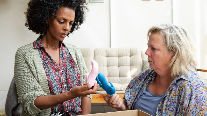 Heidi (Gabriela Maria Schmeide, r.) hat Lemlem (Dennenesch Zoudé, l.) den Floh ins Ohr gesetzt, dass es Zeit für ein Aufklärungsgespräch mit ihrer Tochter Armana (Chioma Chukwuani) sei. Doch das fällt Lemlem schwerer als gedacht. Um offener über Sex sprechen zu können, stürzt sie sich in eine intensive Recherche. Von der profitiert schließlich nicht nur sie selbst, sondern auch Heidi. – Bild: ZDF