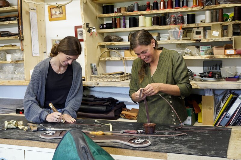 Sarah Rechberger und Susanne Heil in der Sattlerei – Bild: Terra Mater Studios GmbH /​ Andreas Graf
