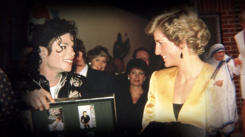 Michael Jackson und Prinzessin Diana bei ihrem Treffen hinter der Bühne im Wembley-Stadion in London im Juli 1988. – Bild: ORF/​france.tv distribution/​2P2L /​ French Cancan