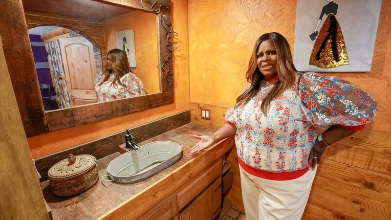 Retta in the No-Kay Corral home, as seen on Ugliest House In America, Season 5. – Bild: Warner Bros. Discovery
