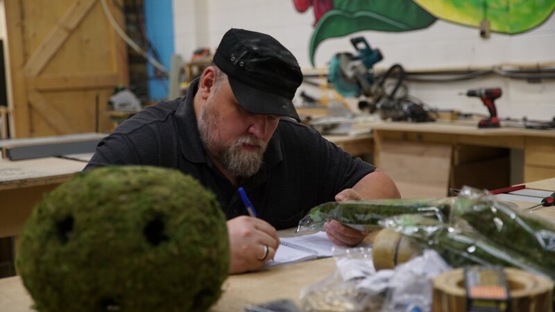 Jason sourcing some materials or the Mayan build in the workshop. – Bild: Animal Planet /​ Discovery Communications
