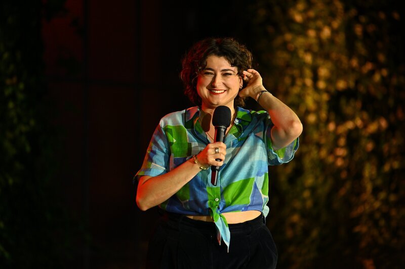 Zu Gast bei Till Reiners: Die Stand-up-Comedienne Matilde Keizer beim „ZDF Comedy Sommer“. – Bild: Willi Weber /​ ZDF