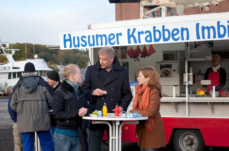 ARD/​HEITER BIS TÖDLICH – NORDISCH HERB, neue Krimiserie (16 Folgen), Folge 13 „Alles nur aus Liebe“. Lagebesprechung am Husumer Krabben Imbiss: Rayk (Martin Wißner, l.), Jon (Frank Vockroth, M.) und Nora (Loretta Stern, r.). – Bild: ARD/​Georges Pauly