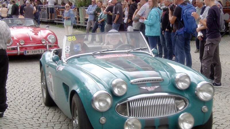Günter Holleis und Markus Meindl im Austin Healey 3000 MK II, Baujahr 1961. – Bild: 3sat Günter Holleis und Markus Meindl im Austin Healey 3000 MK II, Baujahr 1961. – Bild: 3sat