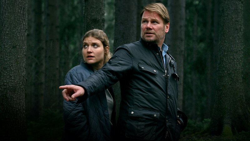 Robert Winkler (Kai Scheve, r.) und Karina Szabo (Lara Mandoki, l.) – Bild: ZDF