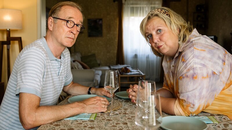 Walter (Peter Lohmeyer) will sich seinen Memoiren widmen und schreibt dabei nicht nur über seine berufliche Karriere, sondern vor allem über eine vergangene Liebe. Das entfacht Heidis (Gabriela Maria Schmeide) Eifersucht und sie lädt Walters Verflossene kurzerhand zum Essen ein. – Bild: ZDF