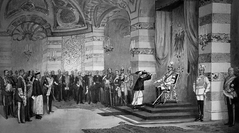 Der Holzschnitt von 1901 zeigt Prinz Chun, der Kaiser Wilhelm II. im Neuen Palais in Potsdam den so genannten Sühnebrief überreicht. – Bild: rbb/​Medea Film