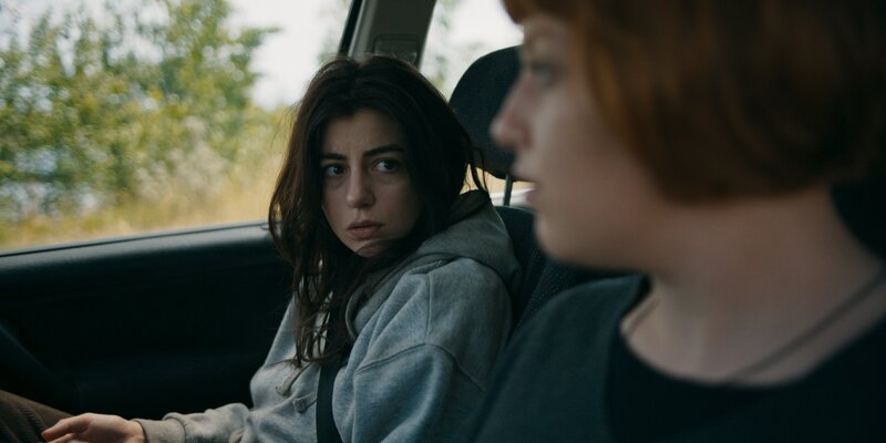 Elodie Cailleux (Alba Gaïa Bellugi, l.) erfährt von Tessa Vogel (Maeve Metelka, r.), dass sie von Interpol zur Fahndung ausgeschrieben wurde. – Bild: Intaglio Films GmbH /​ ZDF und Intaglio Films GmbH