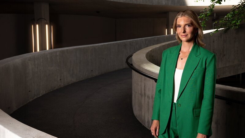 Lea-Sophie Cramer spricht mit Gründern und Gründerinnen über Niederlagen, Erkenntnisse und eine bessere Fehlerkultur im Business. – Bild: Diana Elschner /​ ZDF und Diana Elschner