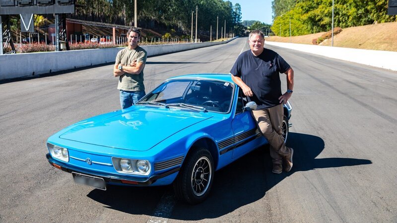 Ep3 – MS of Mike Brewer and Marc ‚Elvis‘ Priestley standing either side of the finished VW SP2 car at SPID São Paulo International Dragway – Bild: Warner Bros. Discovery