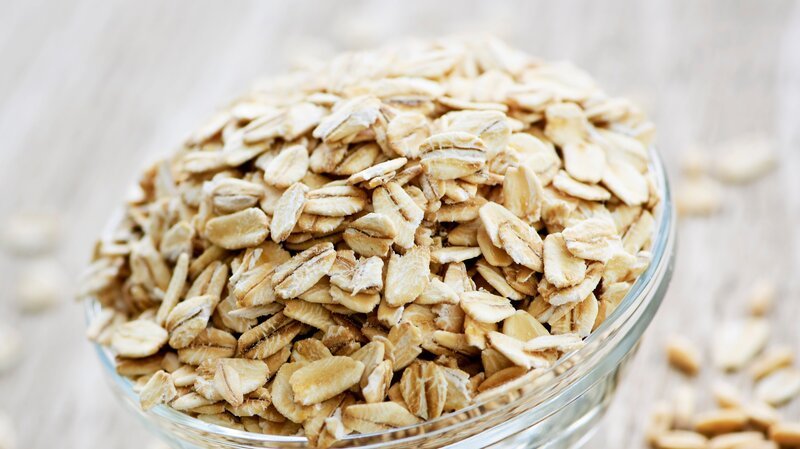 Bowl of uncooked rolled oats – Bild: Elena Elisseeva /​ Getty Images /​ iStockphoto /​ iStockphoto – 114337073